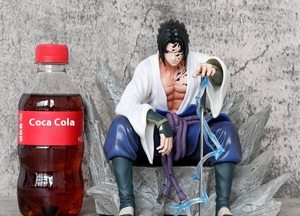 Figura Sasuke Sentado 18.5cm