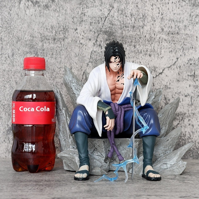 Figura Sasuke Sentado 18.5cm