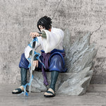 Figura Sasuke Sentado 18.5cm