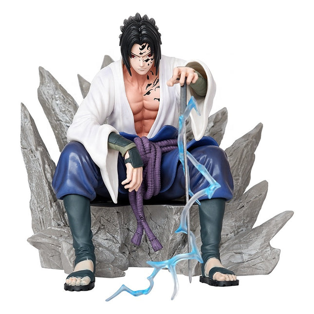 Figura Sasuke Sentado 18.5cm
