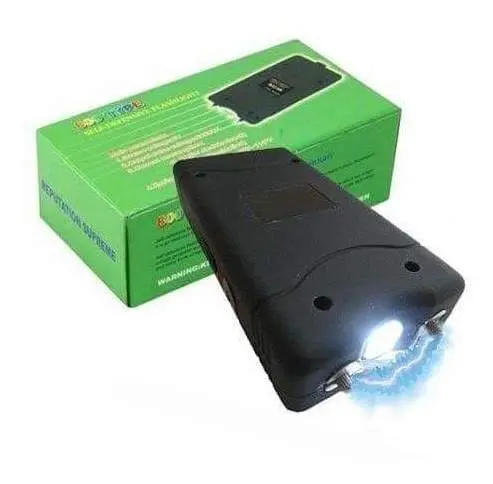 Paralizador con linterna encendida